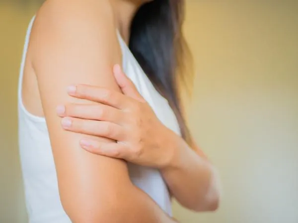 Brazo con la zona de dolor señalada