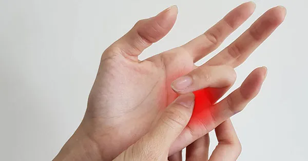 Mano con la zona de dolor señalada